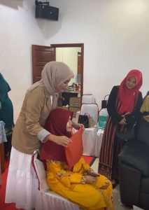 Nuzul Hijjannati sebagai Beauty Promotor Wardah sedang mengedukasi warna makeup yang paling cocok dengan tone kulit.