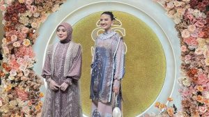 Shella Saukia (kanan) membuka gerai pertama dan menggandeng Raline Shah. Foto : Detik