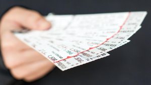 cuma-dokter-yang-boleh-cantumkan-gelar-di-tiket-pesawat,-ini-alasannya