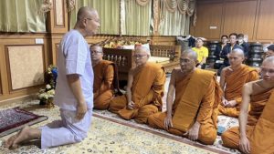 skandal-seks-gegerkan-thailand,-biksu-buddha-senior-keluar-dari-kuil