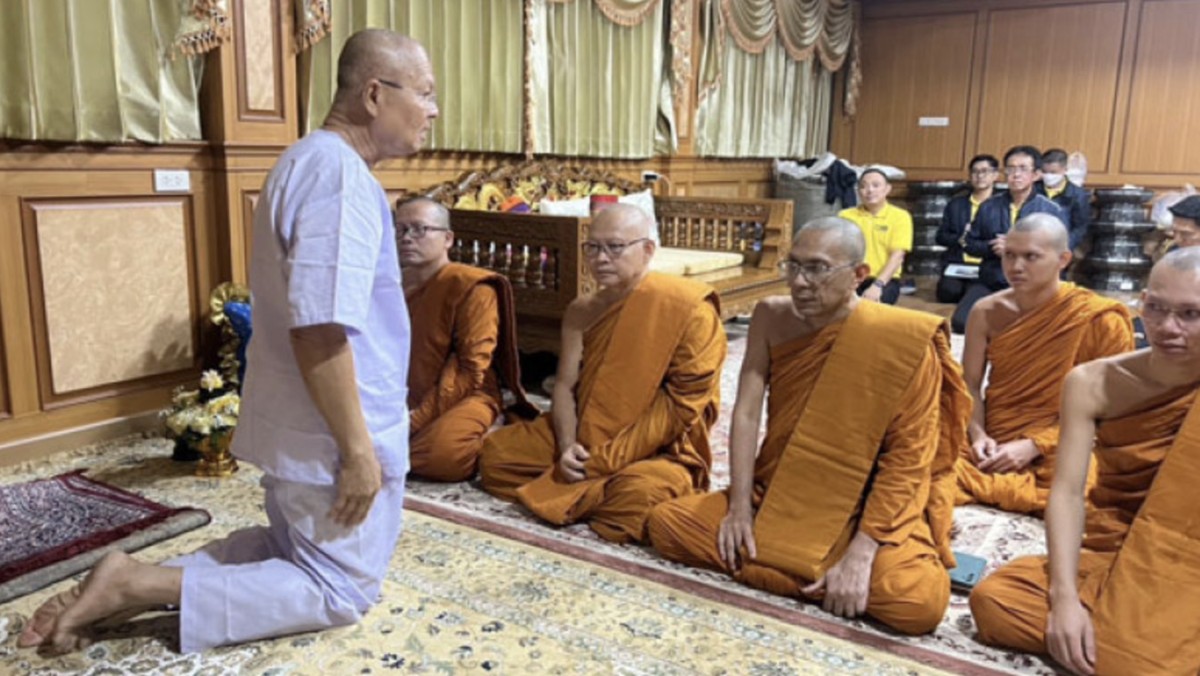 skandal-seks-gegerkan-thailand,-biksu-buddha-senior-keluar-dari-kuil