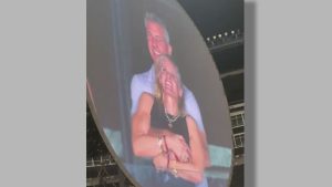 terekam-pelukan-dengan-ceo-di-konser-coldplay,-kristin-cabot-resign