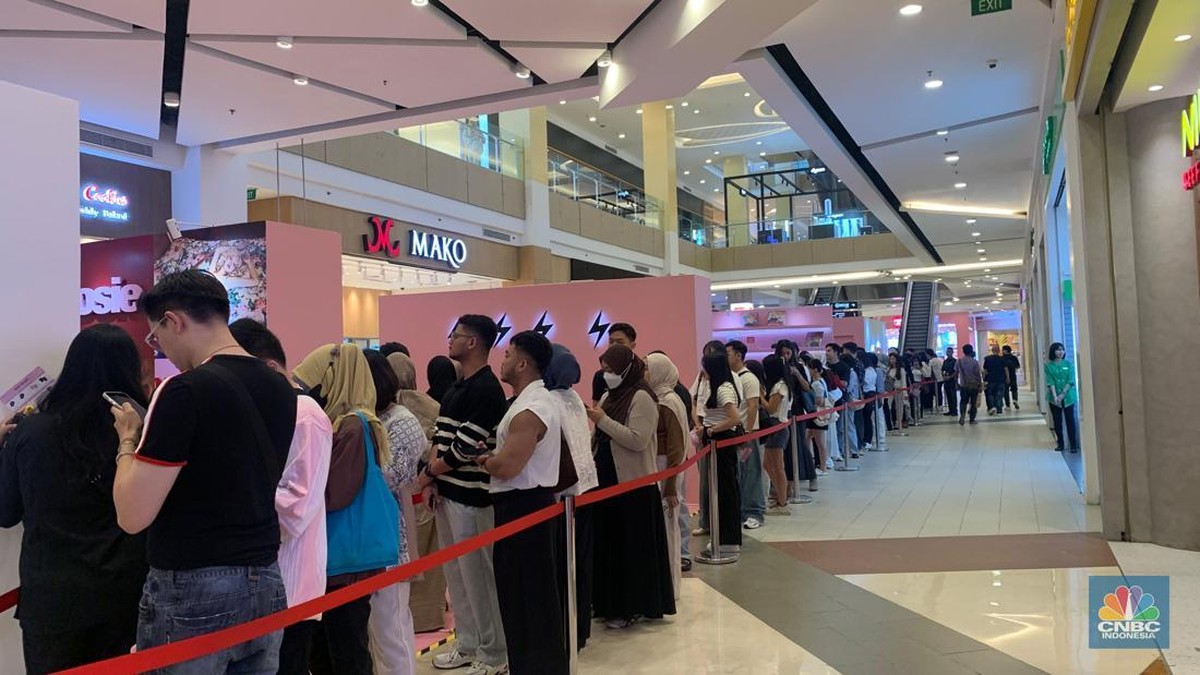 antrean-fans-mengular-demi-beli-merch-di-rosie-pop-up-store