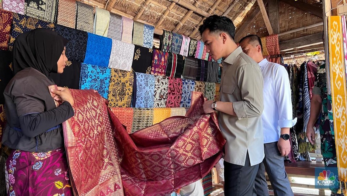 wapres-gibran-borong-dagangan-umkm-di-desa-adat-sade-lombok