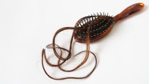 10-kebiasaan-yang-bikin-rambut-rusak-dan-mudah-rontok
