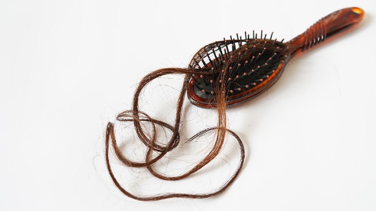 10-kebiasaan-yang-bikin-rambut-rusak-dan-mudah-rontok
