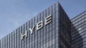 pulang-ke-korea,-bos-hybe-siap-diperiksa-kasus-manipulasi-saham