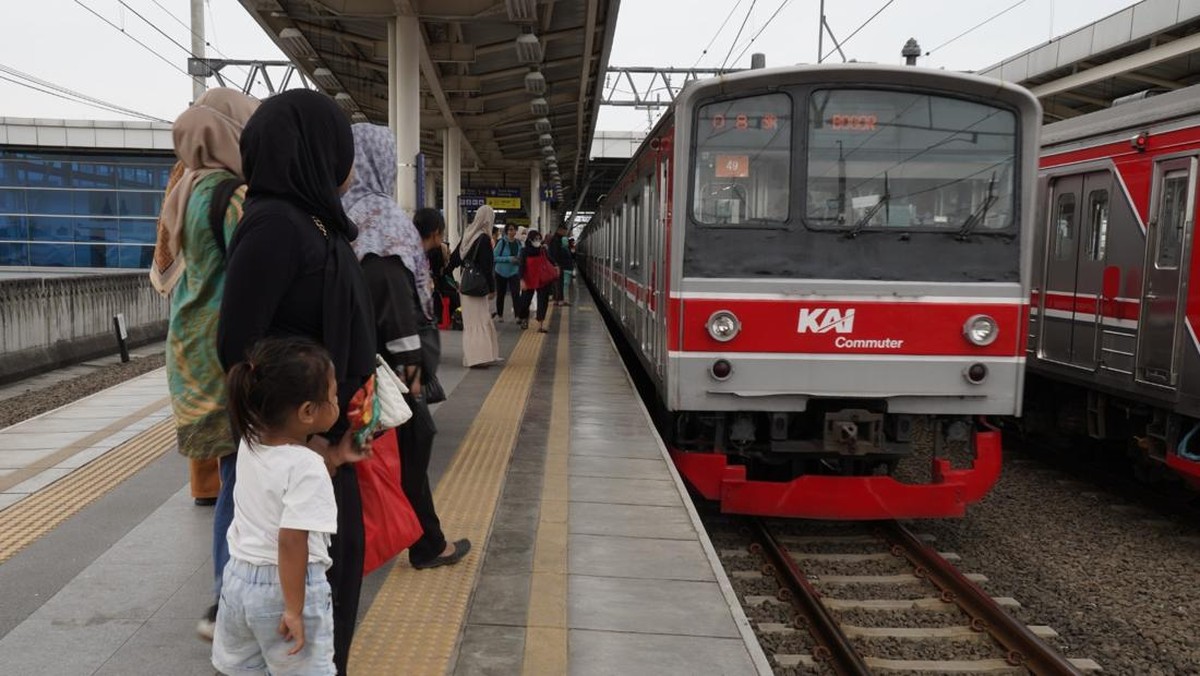 sempat-terhenti-karena-gempa,-kereta-lintas-timur-jakarta-normal-lagi