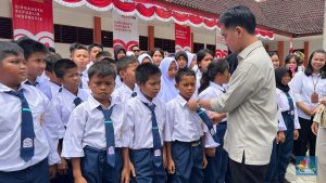 saat-wapres-gibran-merapikan-dasi-siswa-sekolah-rakyat