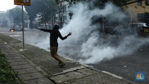 mantan-direktur-who-bongkar-5-fakta-bahaya-gas-air-mata-bagi-kesehatan