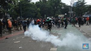 fakta-di-balik-gas-air-mata,-kok-bisa-bikin-mata-perih?