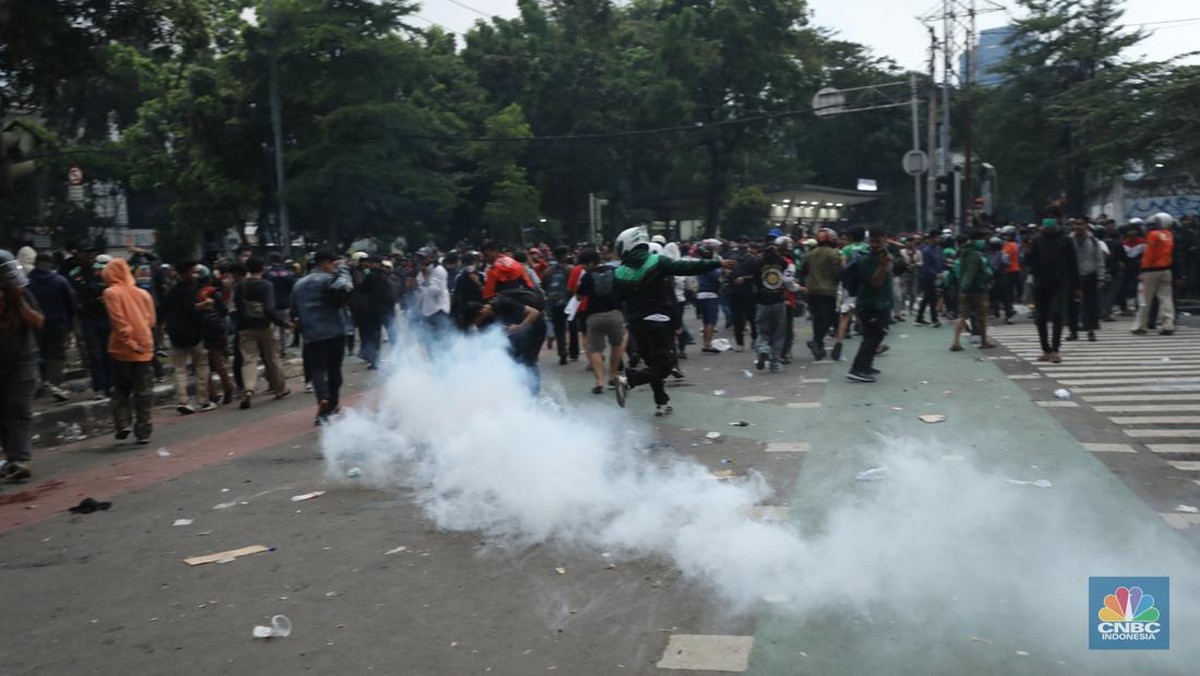 fakta-di-balik-gas-air-mata,-kok-bisa-bikin-mata-perih?