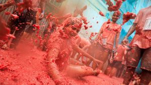 festival-tomatina,-ribuan-orang-saling-lempar-tomat-gila-gilaan