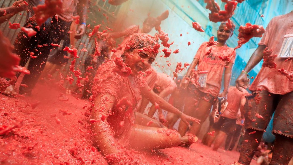 festival-tomatina,-ribuan-orang-saling-lempar-tomat-gila-gilaan