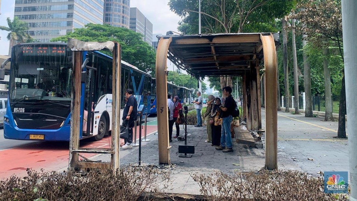 potret-halte-bus-transjakarta-hangus-masih-beroperasi-demi-warga-dki