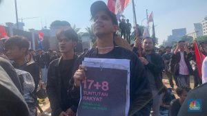 influencer-andovi-demo-di-depan-dpr,-sampaikan-17+8-tuntutan-rakyat