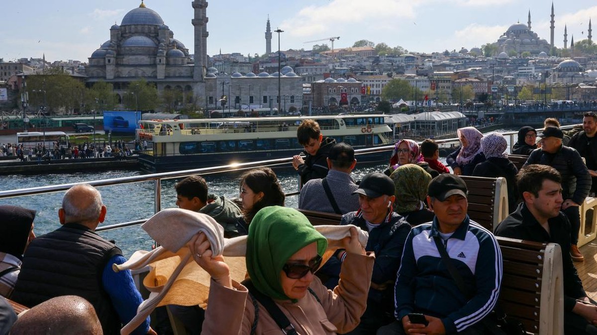 ada-larangan-berpose-dua-jari-di-turki,-ternyata-begini-alasannya