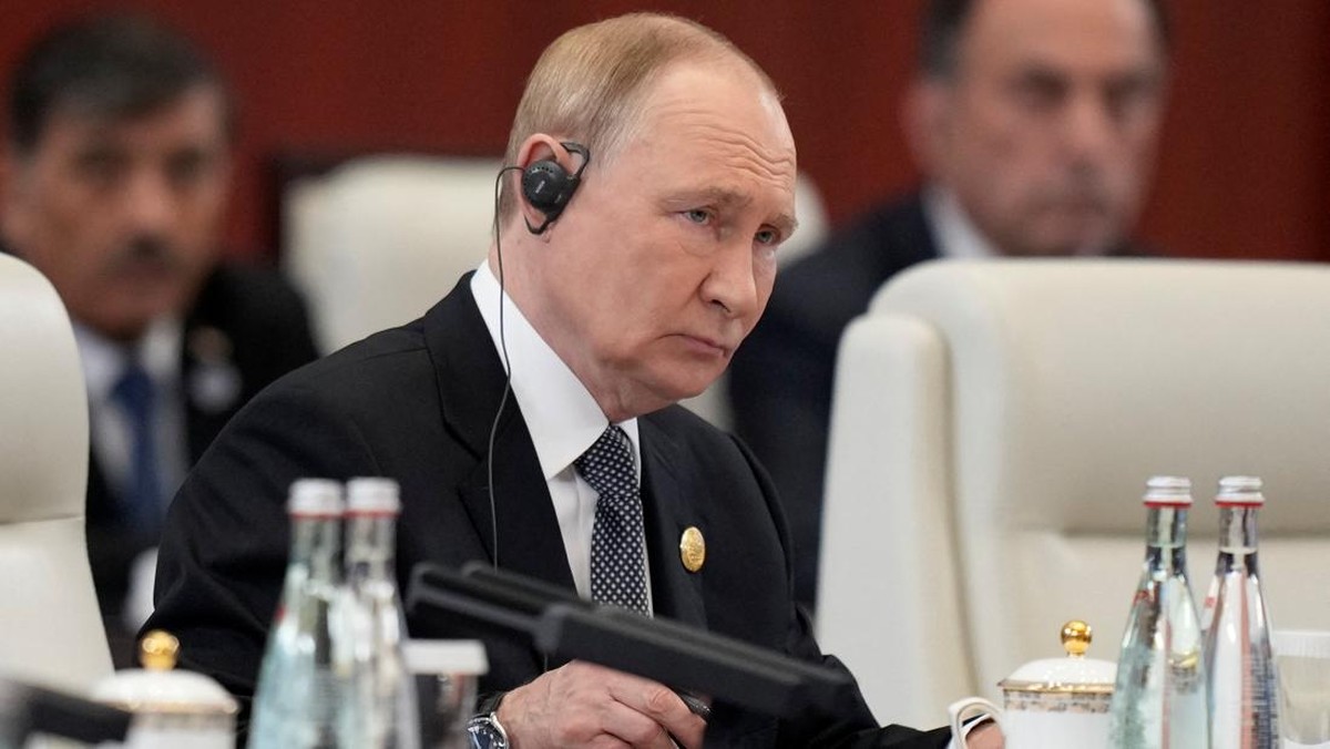 alasan-putin-selalu-bawa-pulang-kotoran-bab-ke-rusia-tiap-kunjungan-ln
