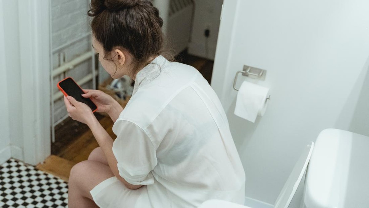 sering-diabaikan,-nongkrong-lama-scrolling-hp-di-toilet-picu-petaka