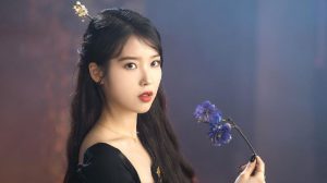 iu-rayakan-17-tahun-debut,-sumbang-200-juta-won-bantu-kelompok-rentan