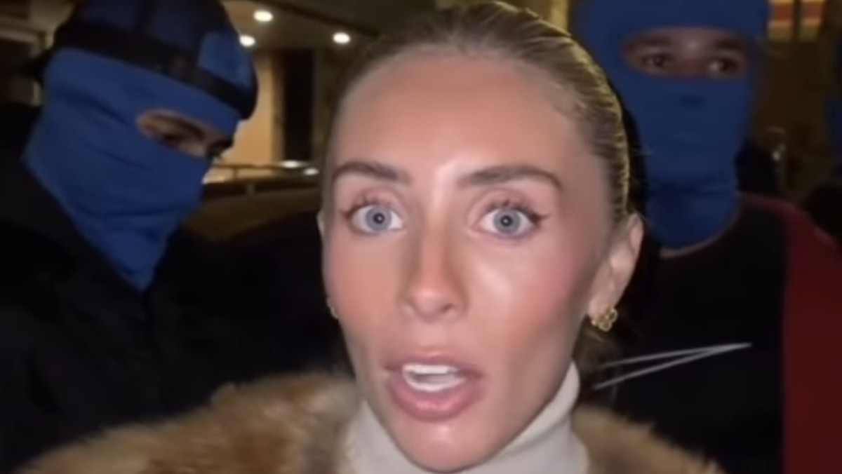 bonnie-blue-berulah-depan-kbri-london,-bawa-bendera-ri-di-belakang-rok