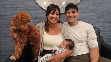 5-potret-baby-thomas-anak-aurelie-moeremans-dan-suami-bule,-diajak-ke-kantor-sang-ayah