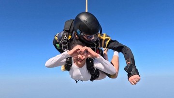 keseruan-febby-rastanty-terjun-payung-di-dubai,-ini-potretnya-menantang-adrenalin
