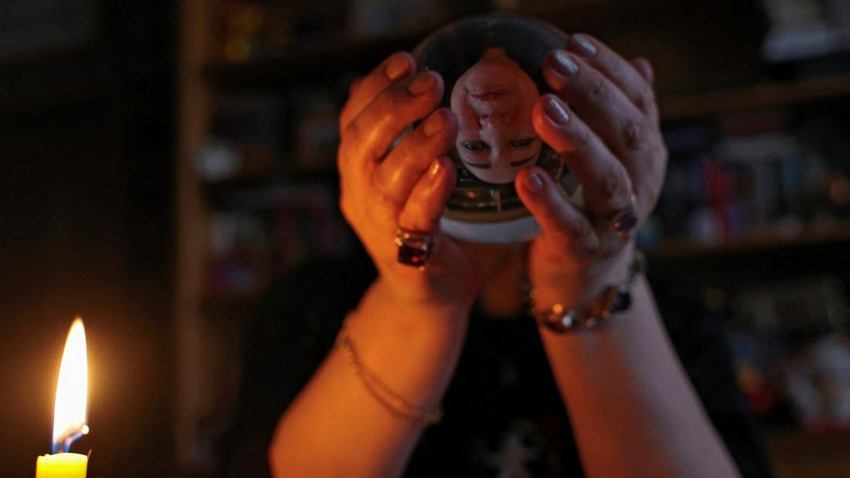 tukang-ramal-laris-manis-di-tengah-perang,-ada-yang-mengaku-penyihir