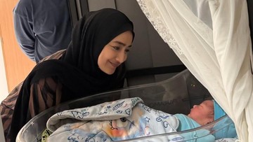 momen-cindy-fatikasari-dan-tengku-firmansyah-pulang-ke-jakarta,-resmi-jadi-nenek-kakek