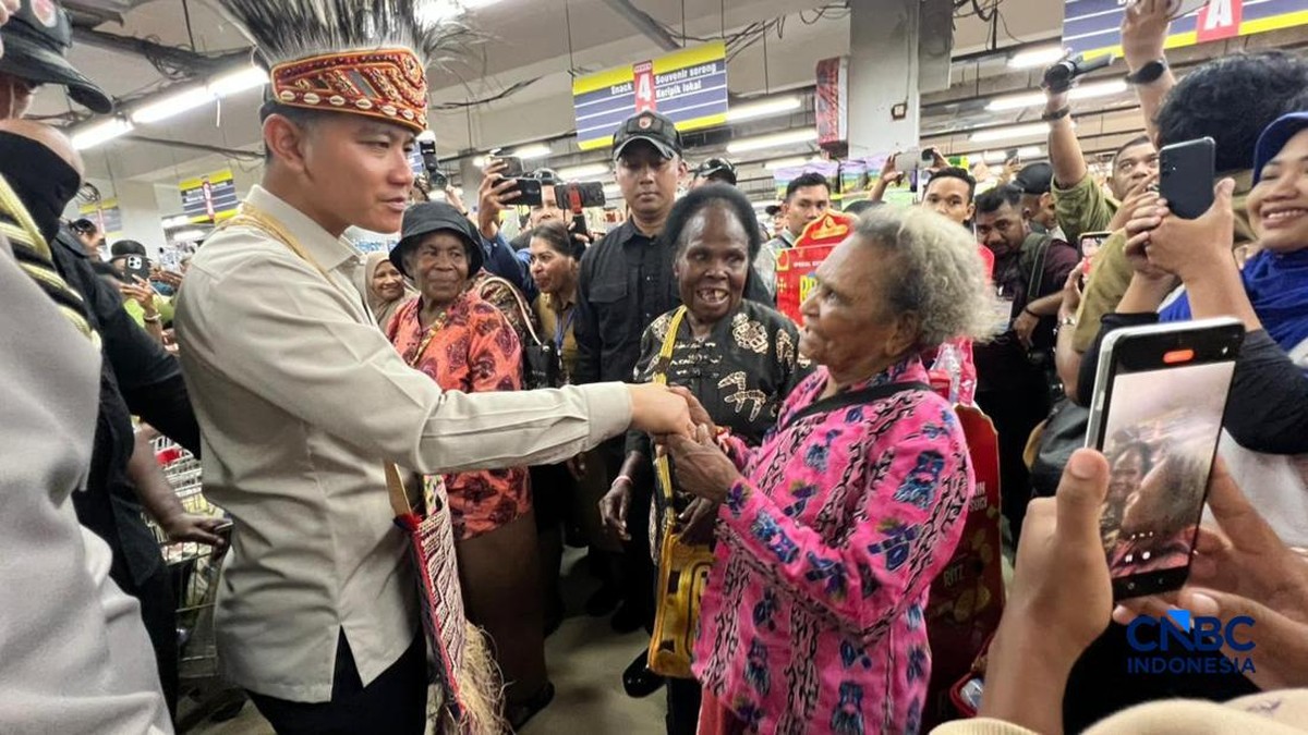 hari-kartini,-wapres-ajak-100-mama-mama-papua-belanja-sembako