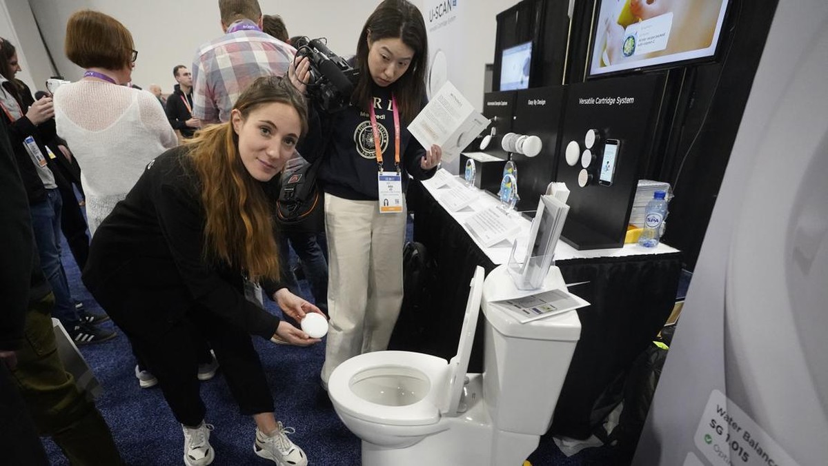 bikin-panik!-perempuan-ini-terjebak-3-jam-dalam-lubang-jamban-ambrol