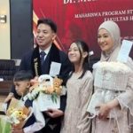 poppy-bunga-dampingi-sang-suami-riphat-lulus-s3-hukum,-ini-potret-bahagianya