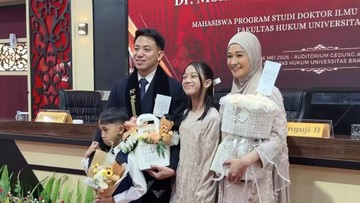 poppy-bunga-dampingi-sang-suami-riphat-lulus-s3-hukum,-ini-potret-bahagianya