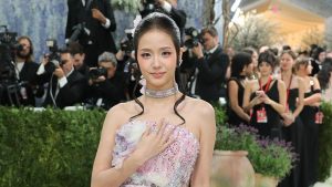 desainer-ini-tuding-jisoo-belum-kembalikan-gaun-usai-pemotretan-album