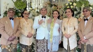 momen-seserahan-dan-akad-nikah-aksa-uyun-putra-soimah,-naik-motor-klasik-menuju-venue