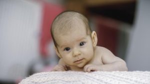 bayi-2-bulan-sudah-bisa-apa?-ketahui-perkembangannya-yang-bikin-takjub