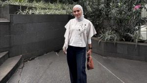 5-outfit-hijab-kasual-hingga-formal-ala-enno-lerian