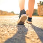 durasi-jalan-kaki-paling-efektif-turunkan-tekanan-darah-tinggi