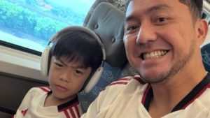 5-momen-manis-omesh-quality-time-dengan-sang-putra,-motoran-hingga-nobar-bola