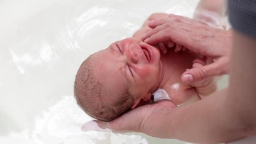 mengenal-metode-persalinan-hydrotherapy-dan-perbedaannya-dengan-waterbirth