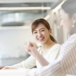 ciri-perempuan-dengan-aura-positif,-bukan-sekadar-murah-senyum