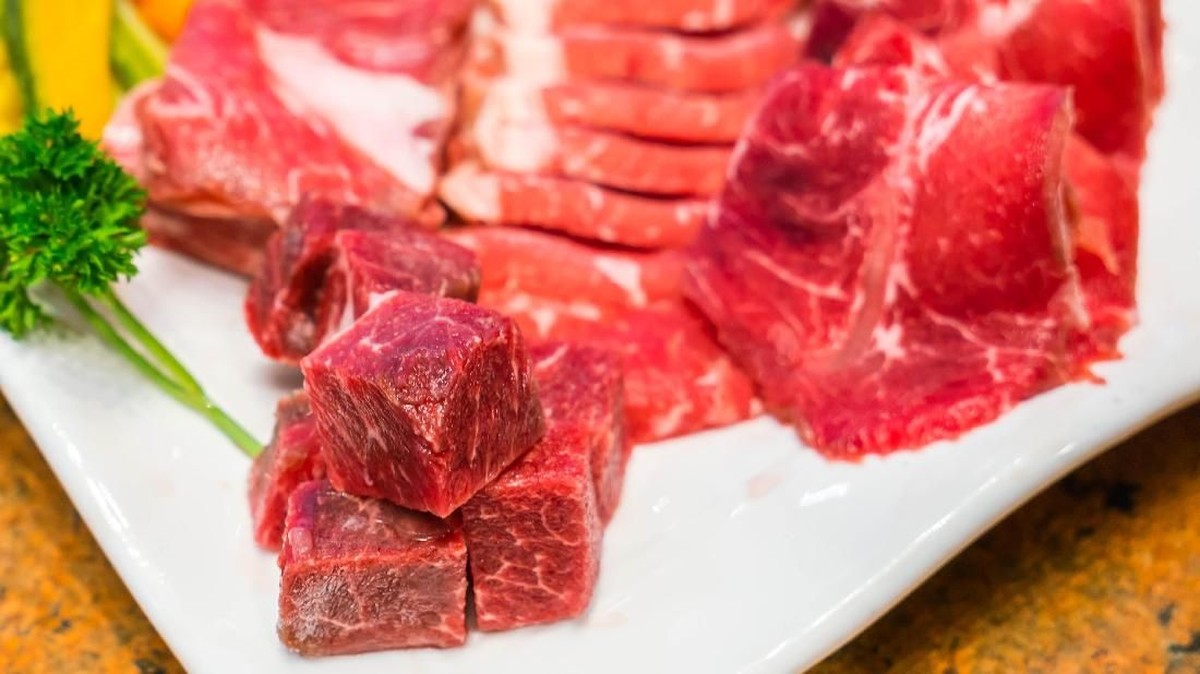 4-cara-mudah-menghilangkan-bau-prengus-daging-kambing-di-tangan