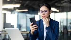 kenali-presenteeism,-fenomena-karyawan-merasa-harus-cepat-balas-chat-demi-terlihat-produktif