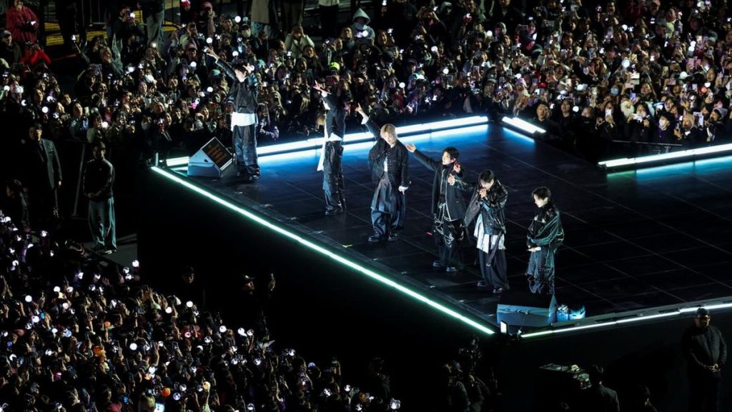 demi-tiket-konser-bts,-fans-ramai-ramai-berdoa-di-kuil