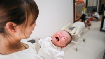 bayi-menangis-saat-tidur:-kenali-penyebab-dan-cara-mengatasinya-secara-efektif