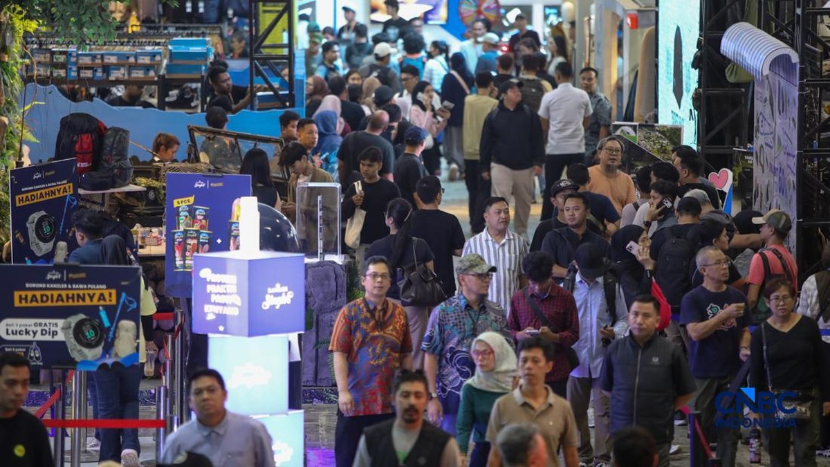 penampakan-warga-padati-jcc-buru-perlengkapan-kamping-outdoor