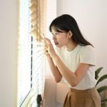 ciri-kepribadian-orang-yang-berpura-pura-tidak-ada-di-rumah-saat-ada-yang-ketuk-pintu