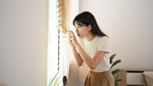 ciri-kepribadian-orang-yang-berpura-pura-tidak-ada-di-rumah-saat-ada-yang-ketuk-pintu