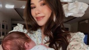 terpopuler:-momen-manis-alyssa-daguise-pakai-baju-matching-dengan-baby-soleil