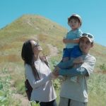 intip-keseruan-laura-theux-dan-indra-brotolaras-hiking-bawa-anak-di-pulau-kenawa-sumbawa
